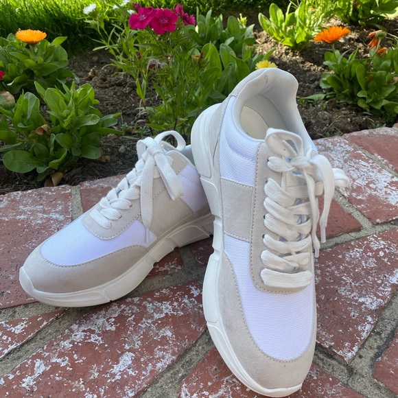 STEVE MADDEN sneakers in white and tan! Neutral and very versatile /CUTE & COMFY - Picture 1 of 11